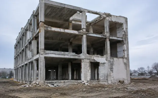 Clădire de beton abandonată