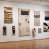 La Timișoara, 62 de artiști expun lucrări textile până pe 20 noiembrie