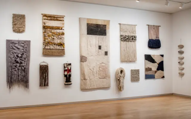 La Timișoara, 62 de artiști expun lucrări textile până pe 20 noiembrie