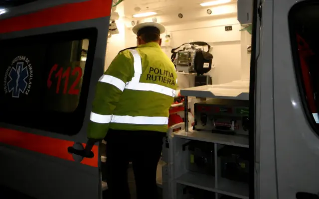 O pasageră de 35 de ani a ajuns la spital după ce mașina a ieșit de pe DJ 693, între Seceani și Orțișoara