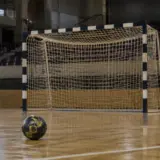 Minge de handbal și poartă