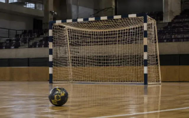 Minge de handbal și poartă