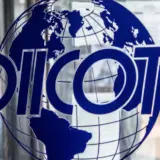 O imagine de arhiva cu sigla DIICOT aplicata pe o suprafata de sticla, reprezentand un glob pamantesc peste care este scris acronimul institutiei