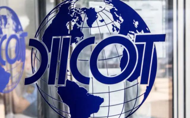 O imagine de arhiva cu sigla DIICOT aplicata pe o suprafata de sticla, reprezentand un glob pamantesc peste care este scris acronimul institutiei