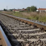 Segment de cale ferată care trece pe lângă o zonă locuită