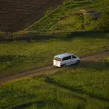 Un tânăr fără permis a fost reținut după accidentul din Comloșu Mare. Mașina nu era înmatriculată