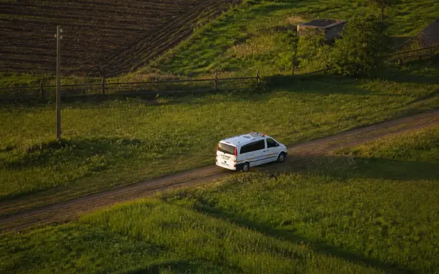 Un tânăr fără permis a fost reținut după accidentul din Comloșu Mare. Mașina nu era înmatriculată